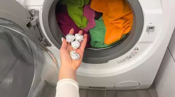Pune o bilă de folie de aluminiu în mașina de spălat. Trucul viral pentru haine mai moi care i-a surprins pe mulți