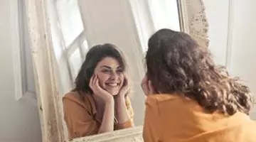 Oglinda din camera de hotel, verificată cu degetul. Cum îți dai seama dacă există o cameră ascunsă