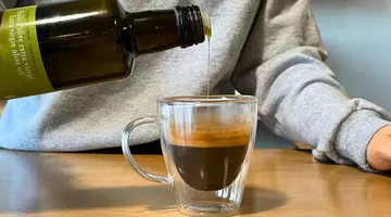 Cafeaua cu ulei de măsline devine virală. Ce beneficii reale are și cine ar trebui să o evite
