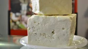 Americanii renunță la brânză după ce au aflat că 90% dintre produse conțin un ingredient dezvoltat de Pfizer. Ce trebuie să știe și consumatorii din România