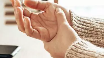 Primul lucru pe care să-l verifici dacă îți amorțesc mereu mâinile noaptea. Semne să mergi la medic neapărat