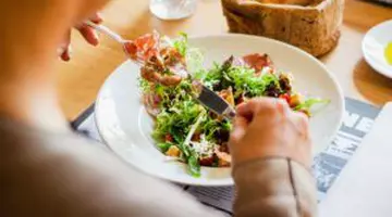 Atenție la ce pui în farfurie! Alimentele „anti-cancer” care pot face diferența după cancerul de sân