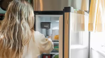 Mâncatul necontrolat seara nu este un eșec personal. Ce se ascunde în spatele acestui comportament?