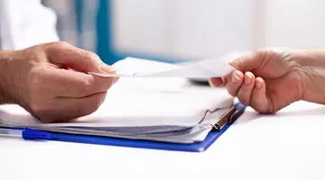 O nouă indemnizație lunară pentru pensionarii cu handicap, de la 1 ianuarie 2027. Cine poate primi bani în plus