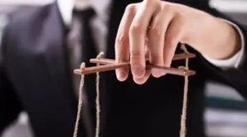 7 tactici subtile prin care narcisiștii încearcă să preia controlul într-o conversație. CUM îți recapeți puterea