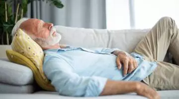 De ce te lovește somnul în fiecare zi pe la ora 15:00. Ce se întâmplă, de fapt, în corp și cum îți poți recăpăta energia