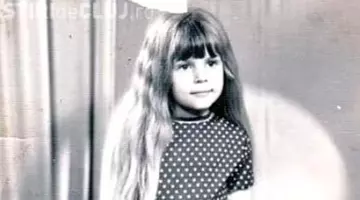 Fetiţa din poză a ajuns una dintre cele mai influente femei din România. Azi, toată lumea îi ştie numele. O recunoşti?