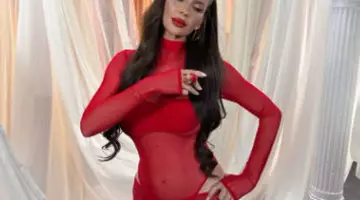 Imagini îndrăznețe cu Andreea Bănică într-o rochie complet transparentă. Artista și-a lăsat toate formele la vedere