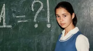 Recunoști vedeta? Așa arăta una dintre cele mai admirate femei din România când era doar o școlăriță. Fiica sa seamănă izbitor cu ea