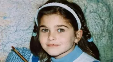 O recunoști pe fetița cu ochii verzi din fotografia aceasta? Astăzi este una dintre cele mai iubite artiste din România