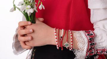 La ce mână se pune șnurul de mărțișor