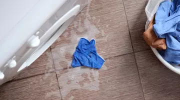 De ce curge apă de sub mașina de spălat