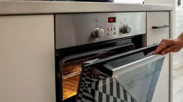 Ușa cuptorului se lasă deschisă sau închisă după ce ai gătit?