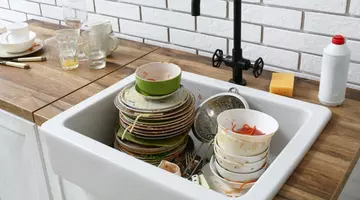 De ce nu trebuie să laşi vasele nespălate în chiuvetă mai mult timp
