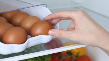 Cum păstrăm ouăle corect în frigider