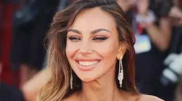 Rochia cu care Mădălina Ghenea a făcut senzație la Festivalul de Film de la Veneția. Românca a avut una dintre cele mai spectaculoase apariții de pe covorul roșu / FOTO