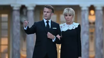 Se iubesc de când el avea doar 16 ani și era elev, iar ea era o profesoară măritată de 41 de ani, cu 3 copii acasă! Imagini rare cu ei, de la începutul relației! Ce promisiune i-a făcut Emmanuel Macron lui Brigitte când era doar un adolescent