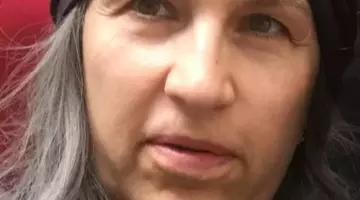 Așa arată azi fosta vedetă sexy din România! A dat aparițiile excentrice pe Biserică și Biblia i-a devenit cel mai de preț accesoriu! Uită-te bine la ea, îți dai seama cine e în poză? Ai văzut-o ani de zile la TV