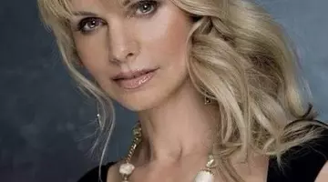 Woz, așa arată azi, la 72 de ani, Anastasia Lazariuc. În haine moderne, cu ochelari de soare și șapcă, nu îi dai mai mult de 50 de ani! Doamne, ce femeie frumoasă!! / FOTO