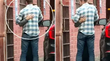 S-au ascuns după o mașină, pe o străduță lăturalnică și... n-au mai ținut cont de nimic! Au fost prinși de paparazzi într-un moment intim!