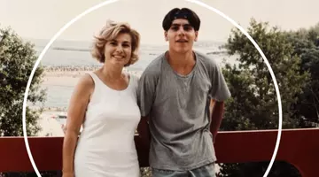 Uită-te bine la adolescentul cool din poză, îți dai seama cine e? Astăzi îl știe toată România, apare la TV și mulți îl admiră! L-ai recunoscut?