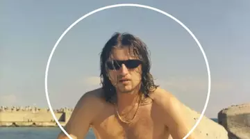 Tânărul din poză e azi unul dintre cei mai cunoscuți români! Uită-te bine la el, îl recunoști? Mulți îl admiră, dar sunt și voci care îl critică