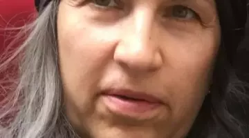 Așa arată azi fosta vedetă sexy din România! A dat aparițiile excentrice pe Biserică și Biblia i-a devenit cel mai de preț accesoriu! Uită-te bine la ea, îți dai seama cine e în poză? Ai văzut-o ani de zile la TV!