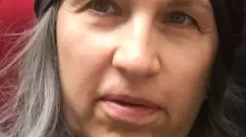 Așa arată azi fosta vedetă sexy din România! A dat aparițiile excentrice pe Biserică și Biblia i-a devenit cel mai de preț accesoriu! :o Uită-te bine la ea, îți dai seama cine e în poză? Ai văzut-o ani de zile la TV!!