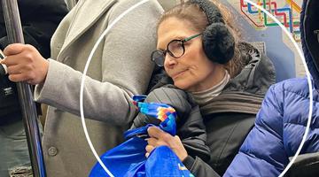 Înghesuită la metrou, cu sacoșele de cumpărături în brațe... pur și simplu de nerecunoscut! Uită-te bine la poză, o recunoști? E super celebră, dar preferă să ducă o viață absolut normală / Foto