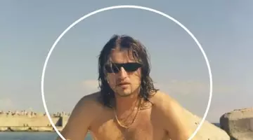 Tânărul din poză e azi unul dintre cei mai cunoscuți români! Uită-te bine la el, îl recunoști? Mulți îl admiră, dar sunt și voci care îl critică
