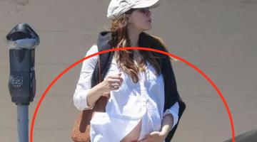 Wooow, ce veste!! Nimeni nu știa că vedeta e însărcinată, dar o adiere de vânt a dat-o de gol! I s-a ridicat cămașa și... surpriză!! Mai vine un bebe în lumea mondenă