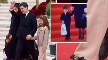 Deși Antim a făcut deliciul publicului, toată lumea a admirat-o pe micuța Aheea, la slujba de sfințire a Catedralei Naționale. Mulți i-au lăudat ținuta, iar despre pantofii ei încă se vorbește! Cât costă încălțămintea fetiței, creație a unui mare brand