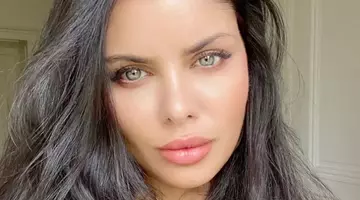 Ileana Lazariuc, apariție rară într-un mall din București. În compania cui a fost fotografiată fosta soție a lui Ion Țiriac Jr. Toți ochii au fost ațintiți asupra ei