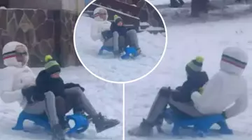 Oamenilor nu le-a venit să cradă că e el! Îmbrăcat sport, cu o geacă groasă, albă, gluga trasă pe cap și ochelari de soare, și-a făcut apariția relaxat pe pârtie, la 58 de ani, și s-a distrat ca-n copilărie, pe săniuță! Spune drept, îți dai seama cine e în poze? FOTO