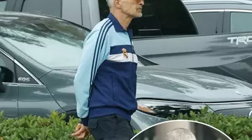 A albit de tot și nu-l mai recunoști! Pare altă persoană! Îți dai seama cine e în poză? E un bărbat super celebru! FOTO