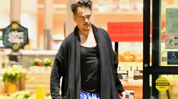 În pijama, la cumpărături! Așa l-au surprins fotografii, aproape de miezul nopții! A cumpărat repede produsele de care avea nevoie și a fugit spre mașină. Ți-ai dat seama cine e în poză? E super celebru și îl vezi des la TV!