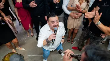 Adrian Minune a cântat rock la Nibiru și a surprins publicul. Reacțiile internauților: „Doamne, ce voce are!”