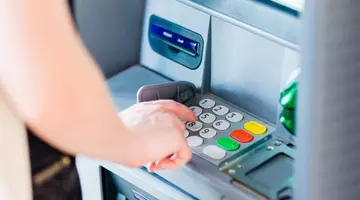 Banca din România care îți permite să depui bani la bancomat pe orice card, indiferent la ce bancă ai contul
