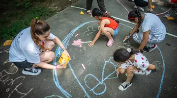 Iarina Taban, fondatoarea Ajungem Mari, cel mai important program educațional dedicat copiilor instituționalizați din România: „Voluntarii noștri nu schimbă vieți printr-un gest spectaculos, ci prin faptul că revin”