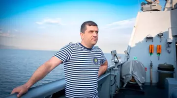 Radu Miruță, sesiune foto îmbrăcat în marinar pe corveta „Contraamiral August Roman” cu care a călătorit 14 ore spre România