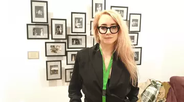 Hattie Williams, scriitoare britanică de top, invitată la FILIT: „Dacă toată lumea ar citi mai mult, ne-am deschide inimile către ceilalți”