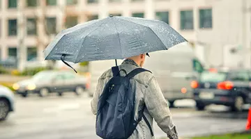 Un front rece care va schimba vremea vine în Balcani. Când încep ploile de toamnă