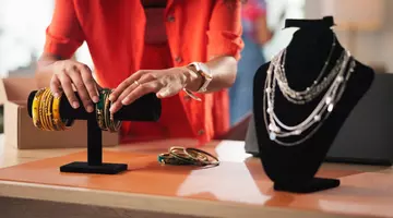 Influencerița română de pe TikTok, care a furat o brățară Louis Vuitton de 36.500 de euro, se credea „Angelina Jolie de România”