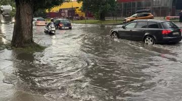 Un bărbat a ieșit la plimbare cu un caiac în Chiajna, după furtuna de vineri. Bucureștiul, sub apă din cauza canalizărilor