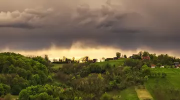 Caniculă, instabilitate atmosferică și vijelii, în weekend. Zonele vizate de avertizările ANM de vreme extremă