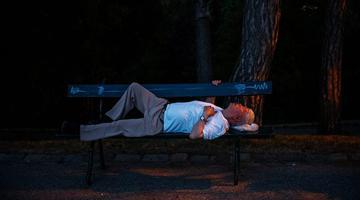 Localnicii din Paris au ales să doarmă în parcuri din cauza căldurii insuportabile: „E deja un adevărat hotel aici”