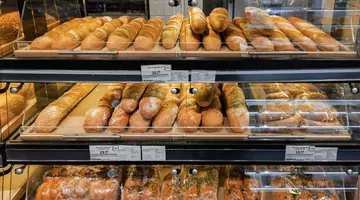 Denumirea de „pâine”, schimbată în magazine de un proiect de lege: ce se întâmplă cu produsele de panificație cu zahăr, semințe sau aditivi