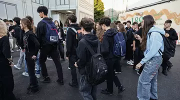 Elevi din toată țara s-au îmbrăcat în negru și au protestat împotriva uniformelor școlare obligatorii: „Nu vrem să ne întoarcem în comunism!”