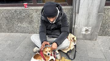 Paștele oamenilor lăsați în voia lui Dumnezeu. Despre Înviere cu oamenii străzii din București