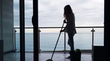 Amendă de 750 de euro dacă-ți uiți mopul pe balcon: 7 reguli ciudate care te lasă fără bani în buzunar dacă ești turist în această țară
